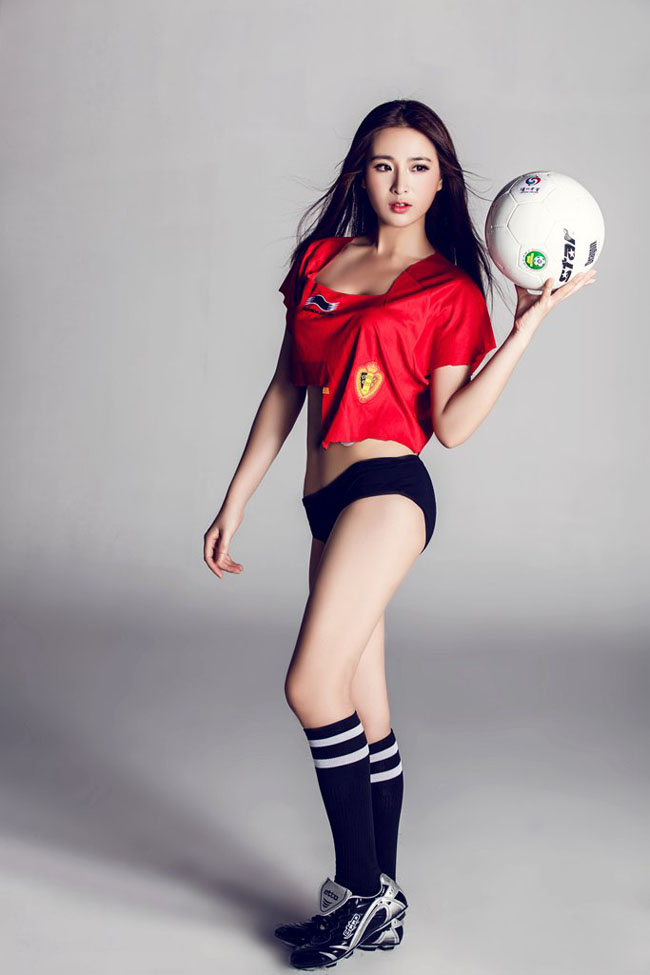 点击大图看下一张：比基尼小短裙性感代言世界杯-米丁3