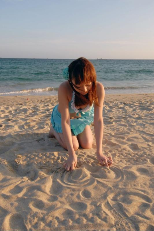 点击大图看下一张：海滩的卡哇伊比基尼少女1