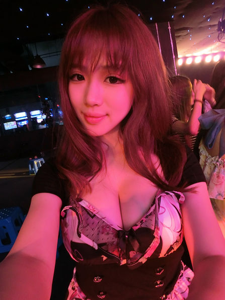 点击大图看下一张：性感学生装徐嘉乐写真9