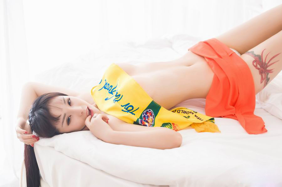 点击大图看下一张:妖媚美女白嫩美乳诱惑私房10