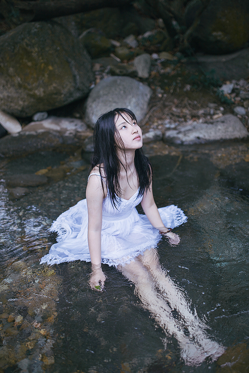 点击大图看下一张：清新夏日溪边湿身的美女5