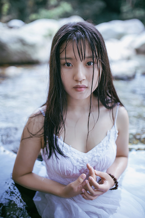 点击大图看下一张：清新夏日溪边湿身的美女4