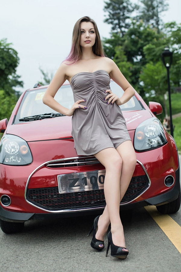 点击大图看下一张：白皙粉嫩电眼迷人的乌克兰车模1