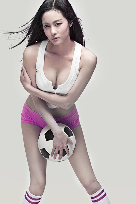 点击大图看下一张：足球宝贝王冕低胸热裤诱惑5