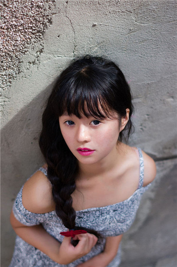 点击大图看下一张：红唇妖娆的低胸诱惑8