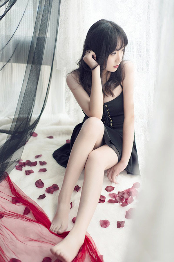 点击大图看下一张:婉约女子的小性感8