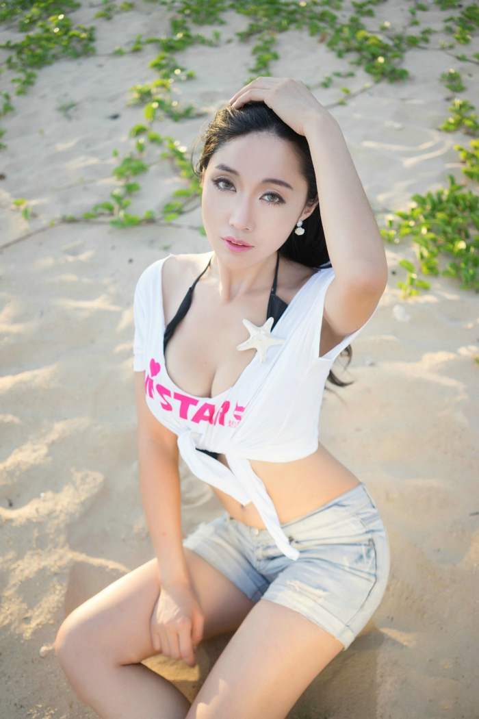 点击大图看下一张：美女丽丽三亚写真秀乳沟2