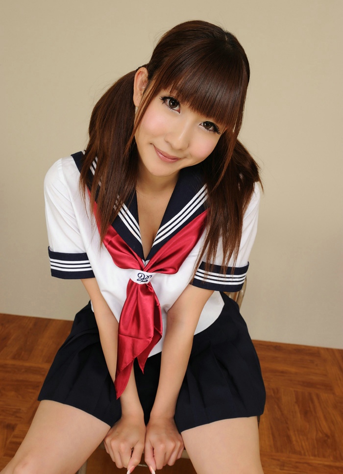 点击大图看下一张：日本甜美制服美女私房写真3