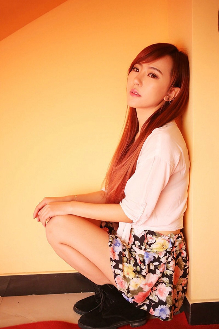 点击大图看下一张:甜美少女衬衫碎花小短裙私房照9