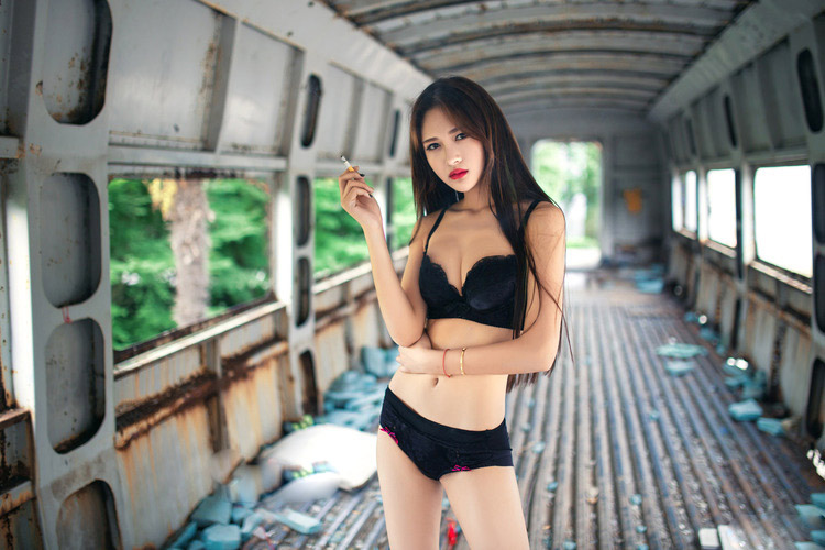 点击大图看下一张：长发美女废弃火车厢火辣内衣写真2