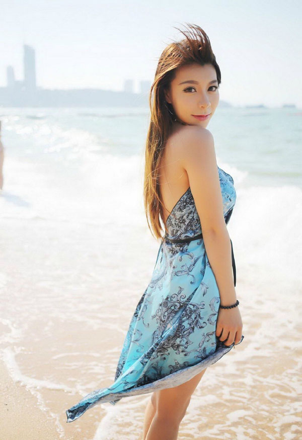 点击大图看下一张：清凉少女海边优雅长裙写真7