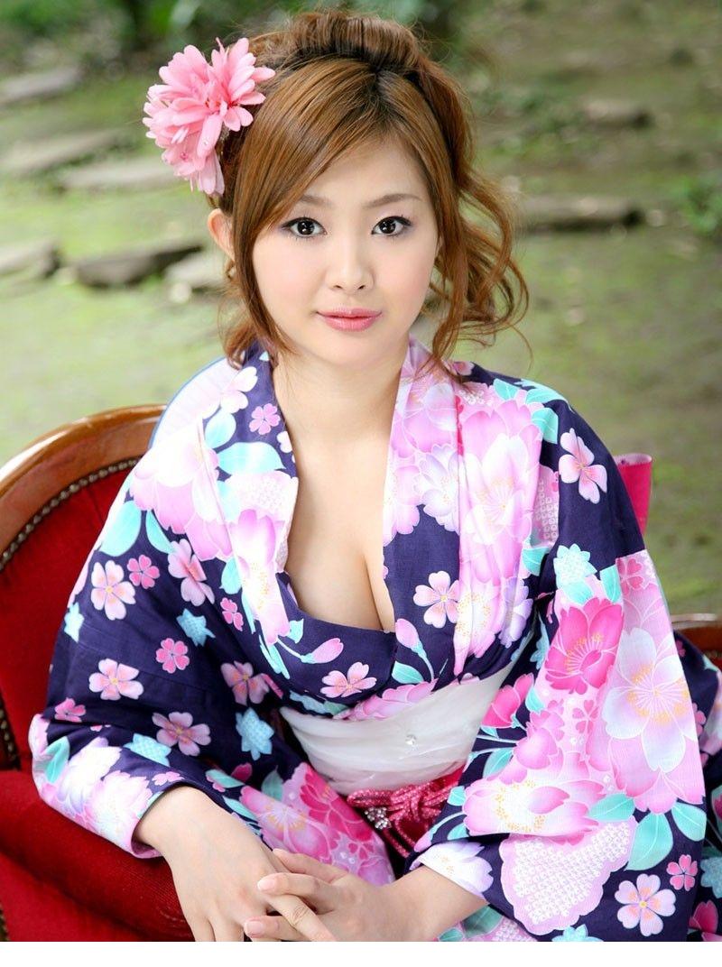 点击大图看下一张：日本和服女胸前圆润双峰勾人1