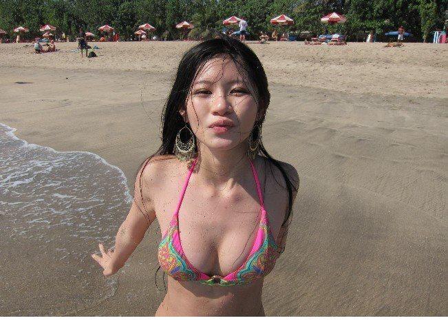 点击大图看下一张：陈维芊沙滩性感比基尼图片2
