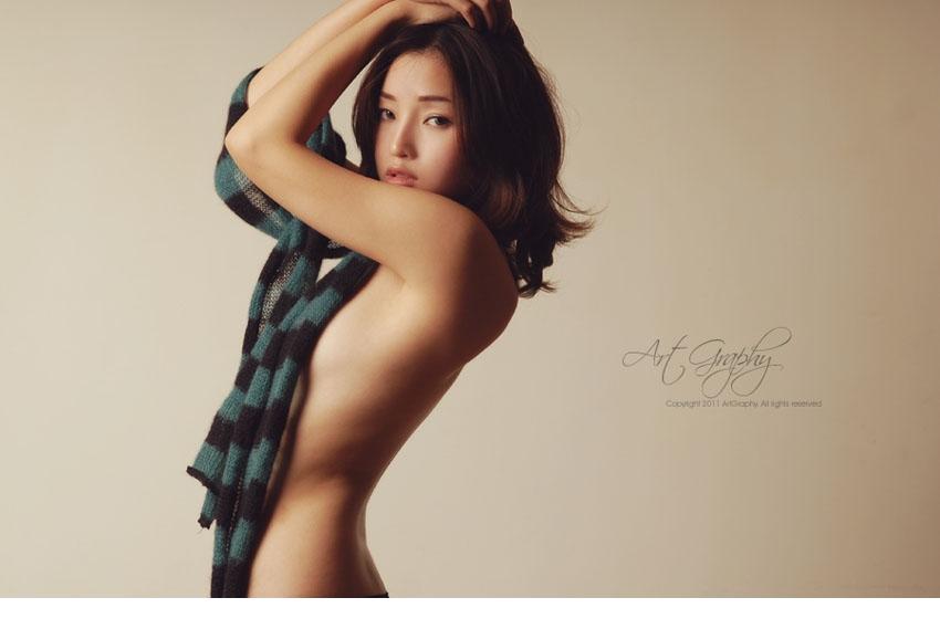 点击大图看下一张:性感美女半裸出镜诱人双手护胸6