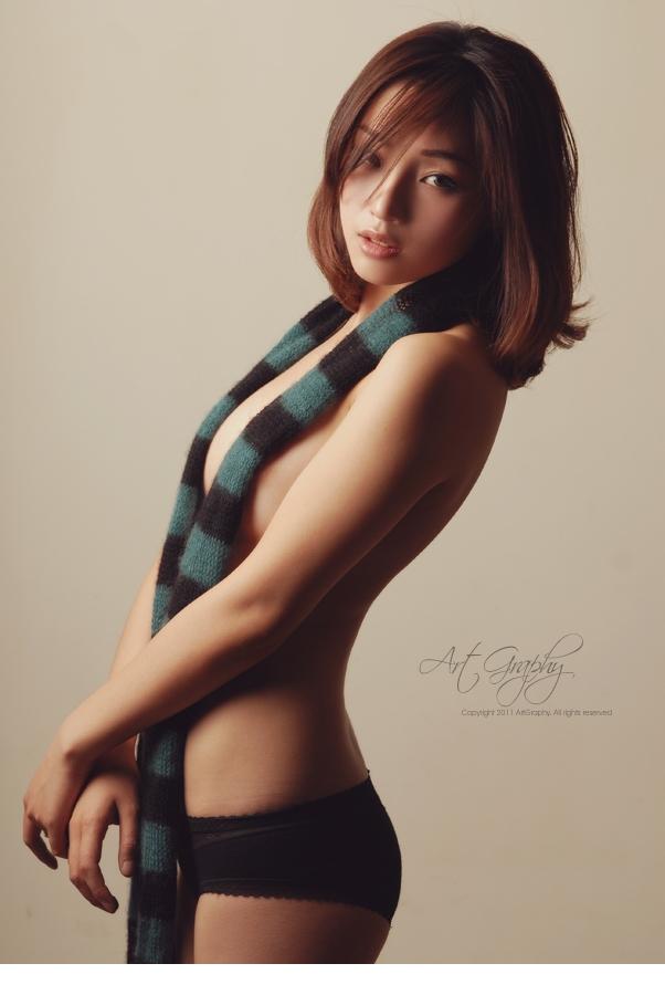 点击大图看下一张：性感美女半裸出镜诱人双手护胸9