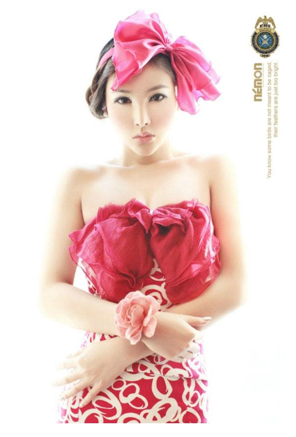 点击大图看下一张:美胸女王王馨漪碎花迷人写真1