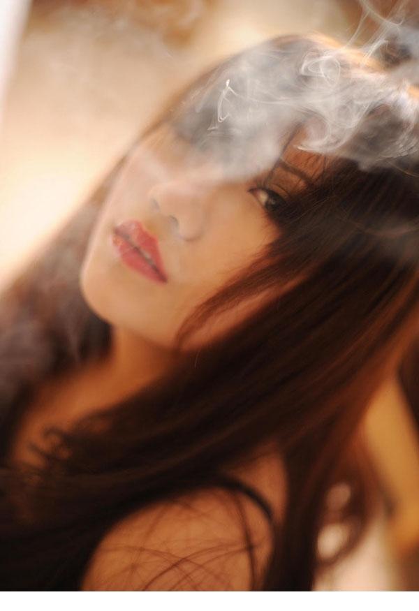 点击大图看下一张：吸烟的美女让人心疼的虐恋写真5