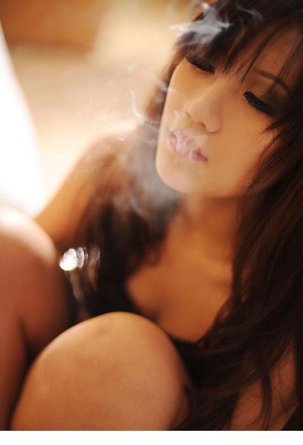 点击大图看下一张：吸烟的美女让人心疼的虐恋写真6