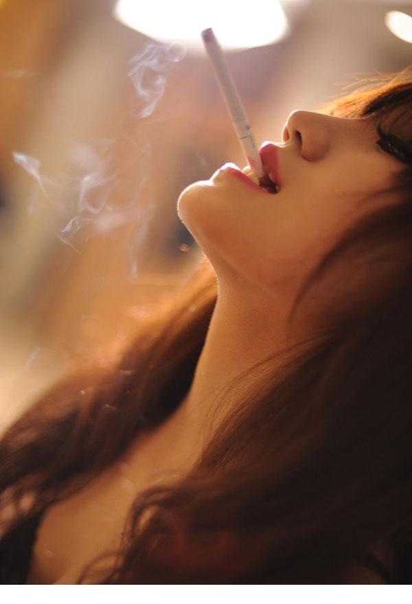 点击大图看下一张：吸烟的美女让人心疼的虐恋写真7
