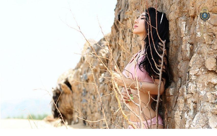 点击大图看下一张:金美辛荒野比基尼性感火辣9