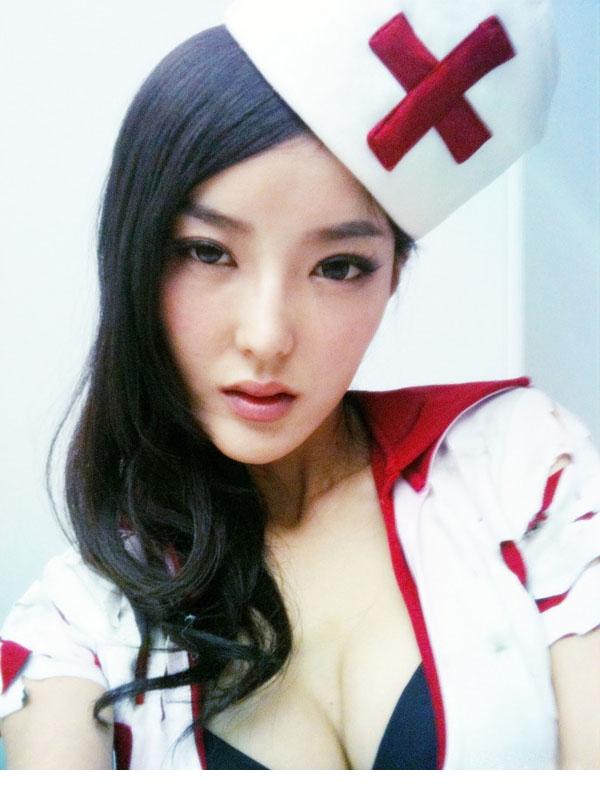 点击大图看下一张：性感美模诱人私房cosplay小护士5