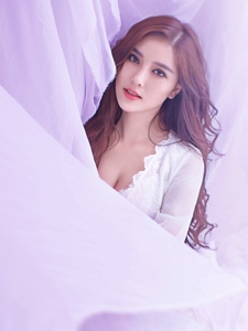 美女白衣紫纱性感私房床照