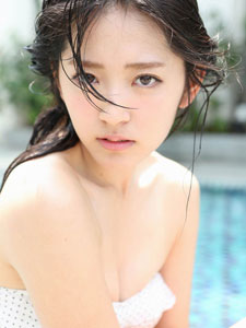 日本嫩模内衣泳池写真
