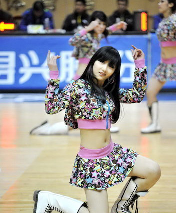 点击大图看下一张:靓影现身之CBA黑丝美女9