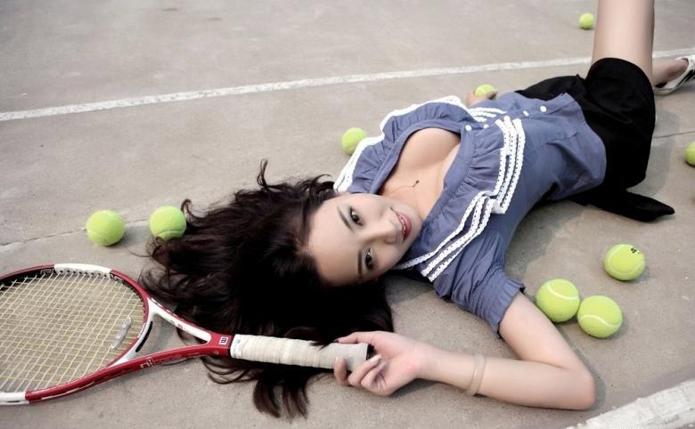 点击大图看下一张：网球场的性感长腿美女7