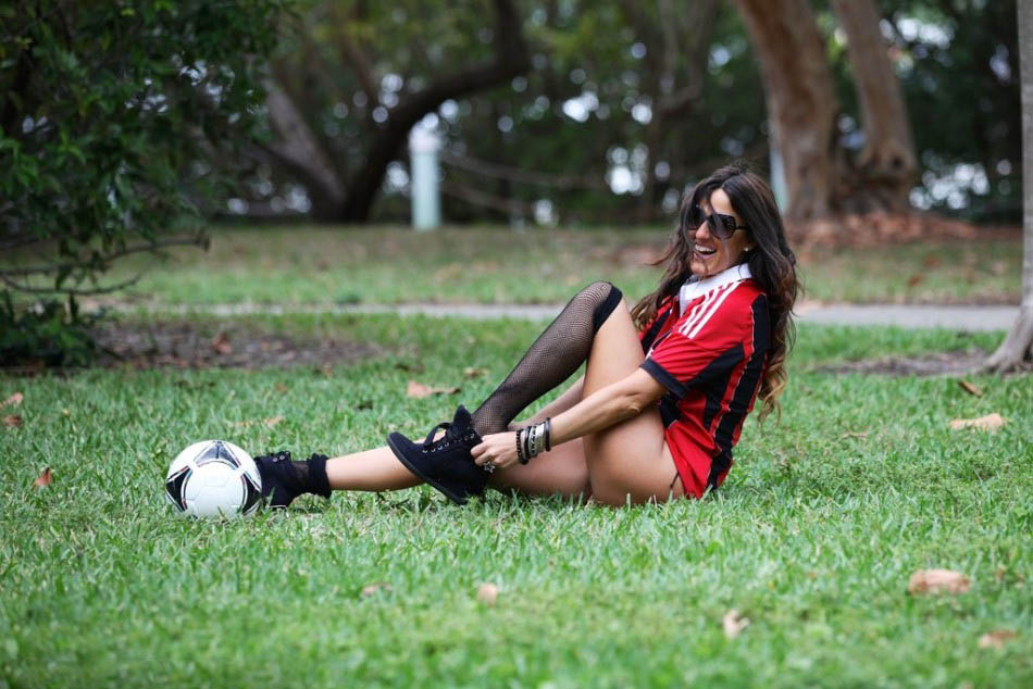 点击大图看下一张：意大利超模穿着AC米兰球衣和黑色性感小内裤在公园练球1
