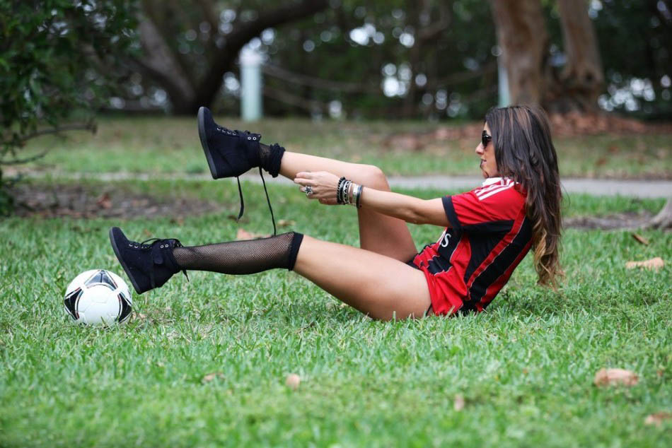 点击大图看下一张：意大利超模穿着AC米兰球衣和黑色性感小内裤在公园练球5