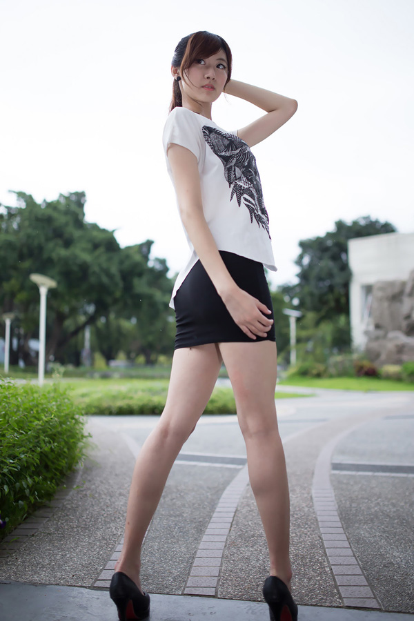 点击大图看下一张：极致美女美腿茉晶街拍迷人写真1