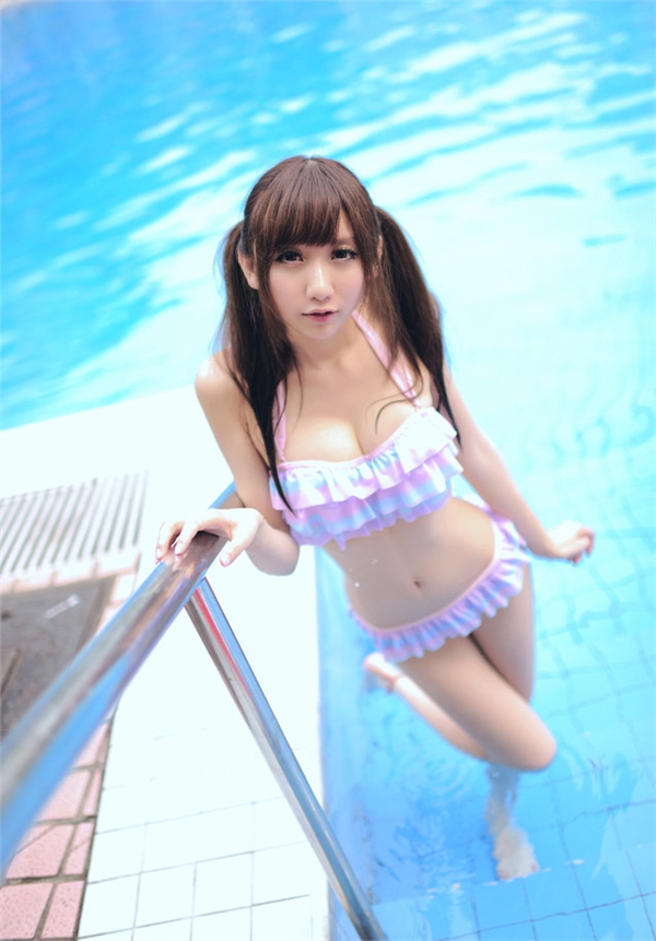 点击大图看下一张：日本少女丰满泳装写真1