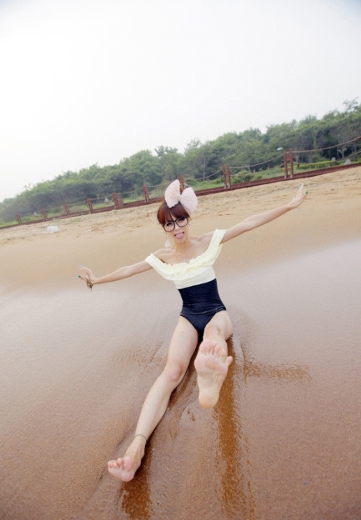 点击大图看下一张:90后小萝莉泳衣靓丽写真9