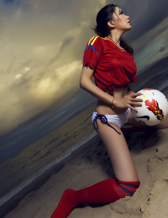 点击大图看下一张：足球宝贝万曦媛沙滩性感写真1