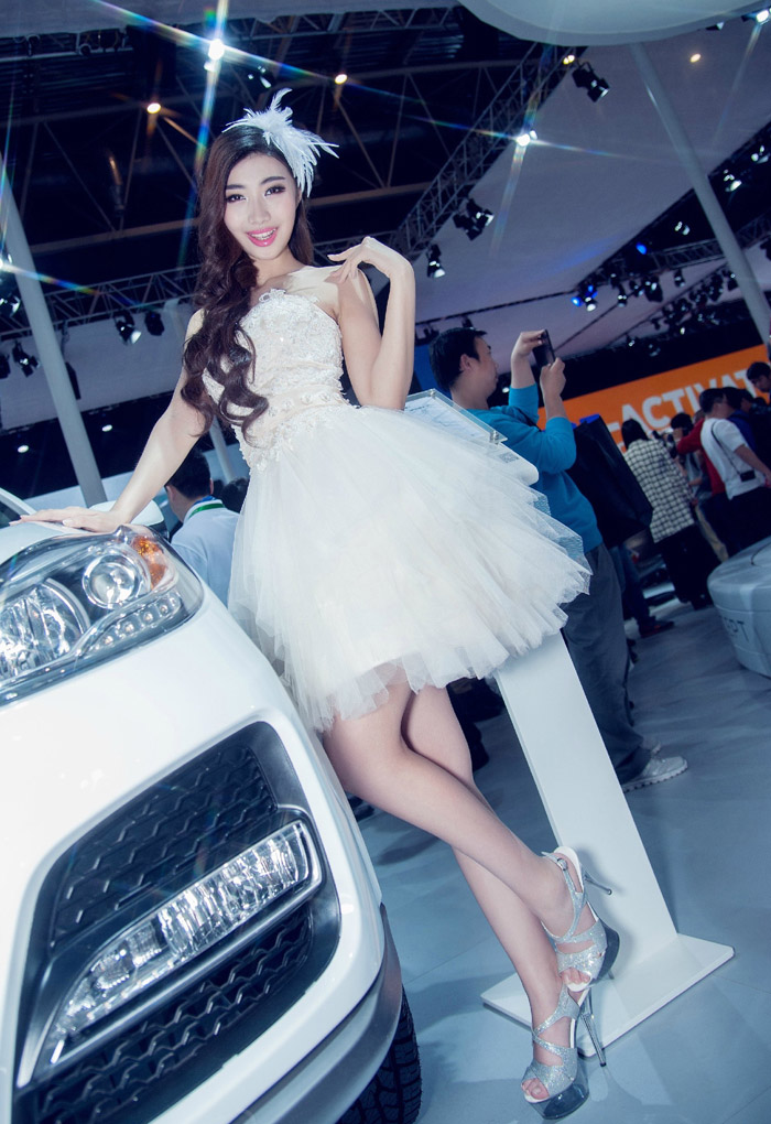 点击大图看下一张：2015海南第一场车展大眼美女车模3