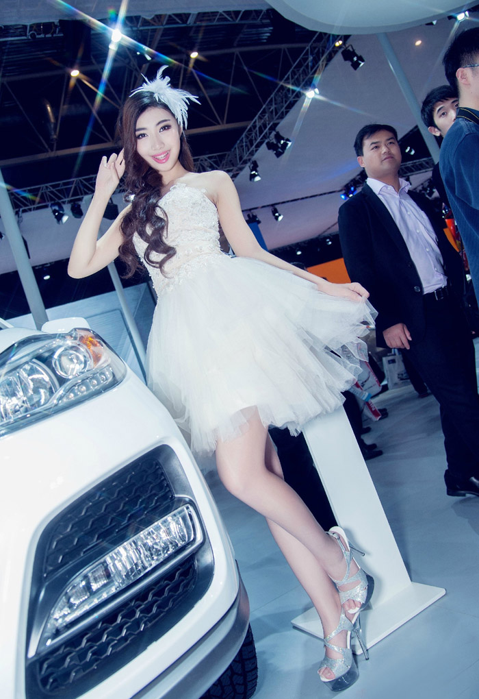 点击大图看下一张：2015海南第一场车展大眼美女车模4