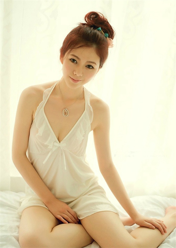 点击大图看下一张：温婉静好丸子头少女清纯室内写真9