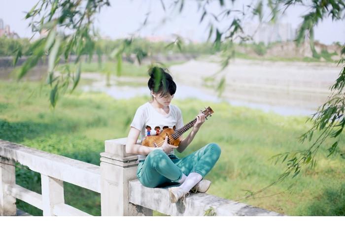 点击大图看下一张：吉它小美女春风中唯美迷人图片3