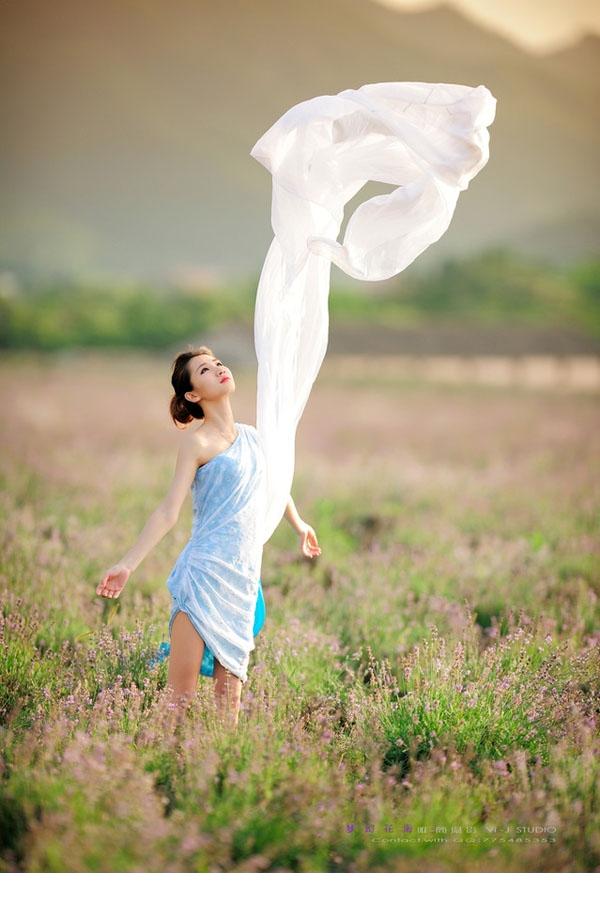 点击大图看下一张：梦幻花海里的小清新MM9