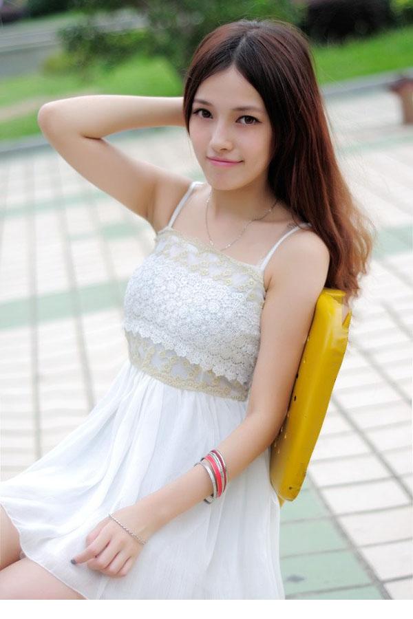 点击大图看下一张:清新少女洁白的美照6