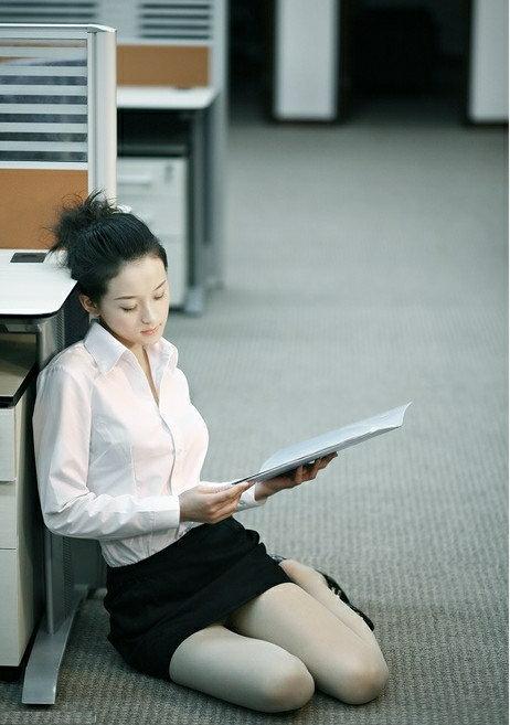 点击大图看下一张：办公室里的靓丽可爱秘书6