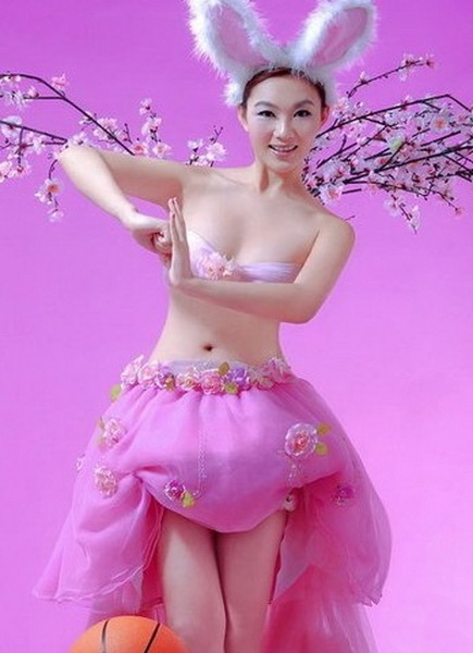 点击大图看下一张：刘闻雯三点式写真照 粉嫩装扮可爱兔女郎1