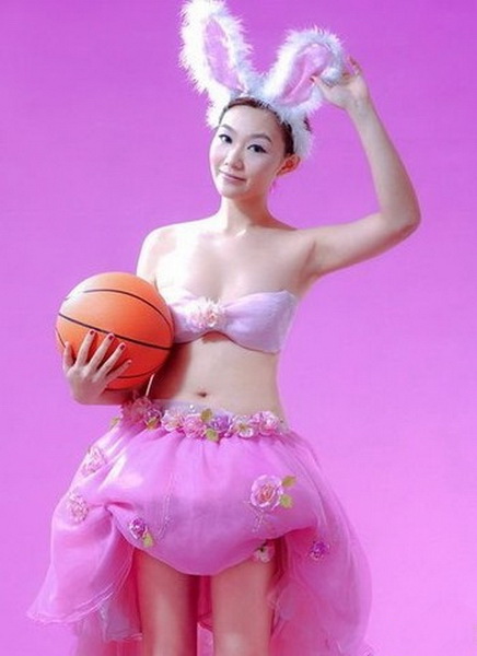 点击大图看下一张：刘闻雯三点式写真照 粉嫩装扮可爱兔女郎3