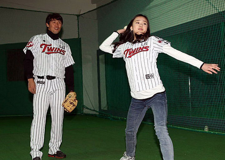 点击大图看下一张：孙妍在棒球赛开球 “国民萝莉”露灿笑1