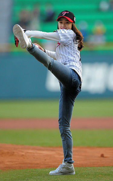 点击大图看下一张：孙妍在棒球赛开球 “国民萝莉”露灿笑2