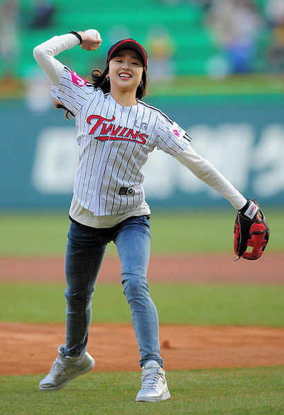 点击大图看下一张：孙妍在棒球赛开球 “国民萝莉”露灿笑3
