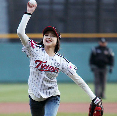 点击大图看下一张：孙妍在棒球赛开球 “国民萝莉”露灿笑4
