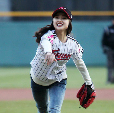 点击大图看下一张：孙妍在棒球赛开球 “国民萝莉”露灿笑5