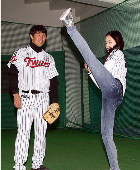 点击大图看下一张：孙妍在棒球赛开球 “国民萝莉”露灿笑7